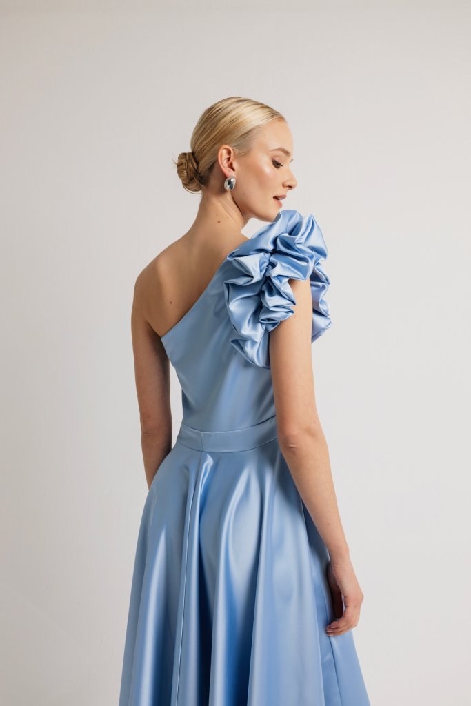 Midi σατέν φόρεμα με βολαν στον ώμο baby blue