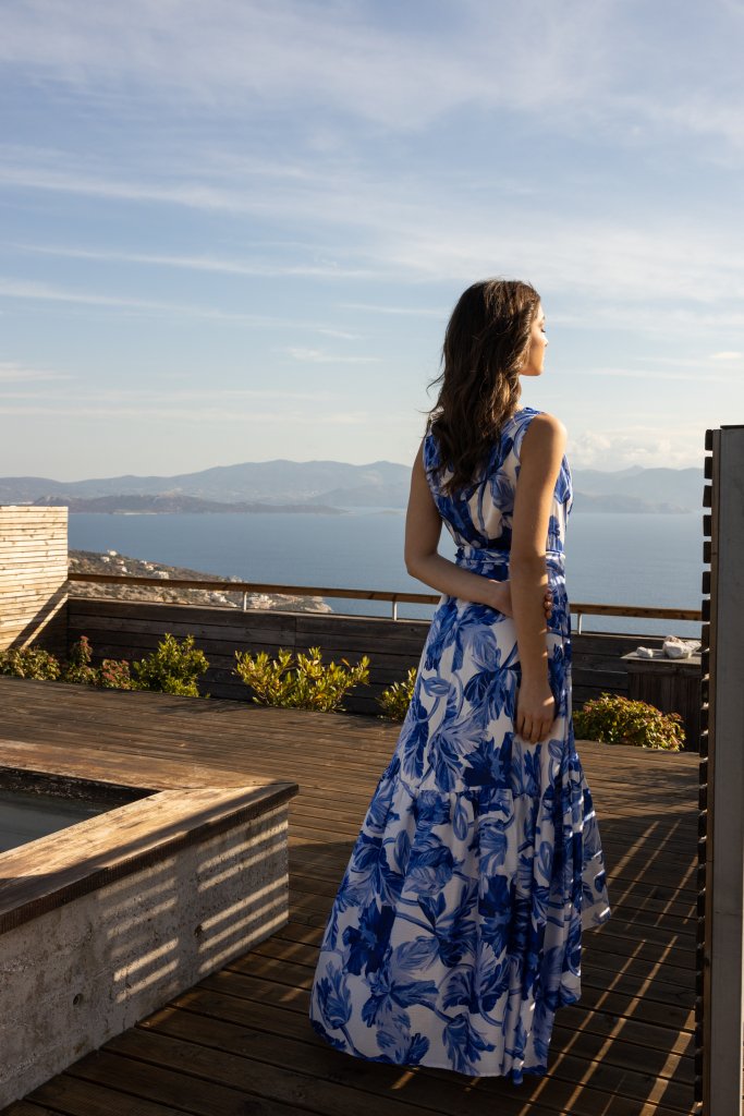 Μπλε φλοραλ φόρεμα με βολάν και ντραπε ντεκολτέ