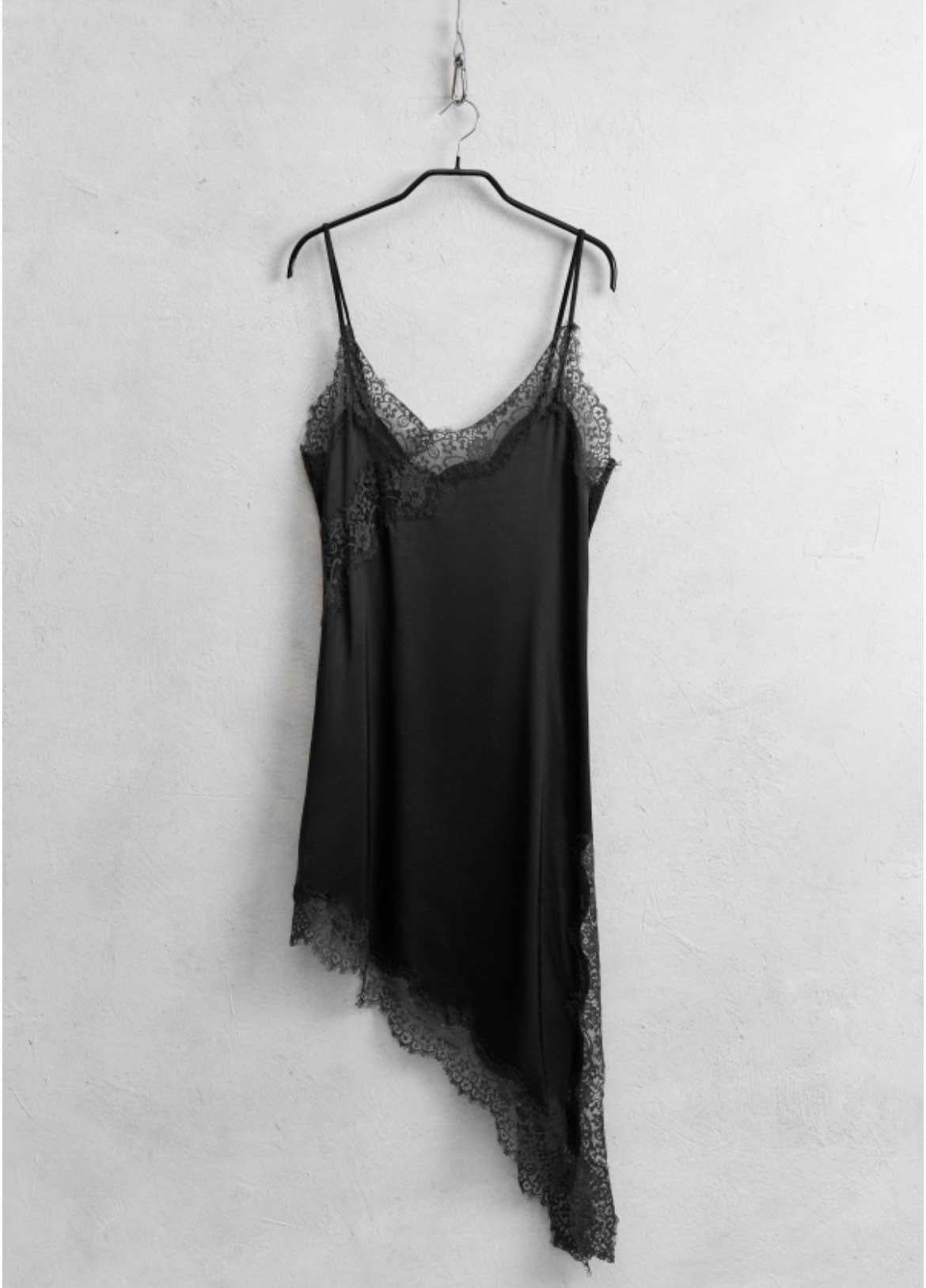 Μαύρο Ασύμμετρο Σατέν Slip Φόρεμα με Δαντέλα