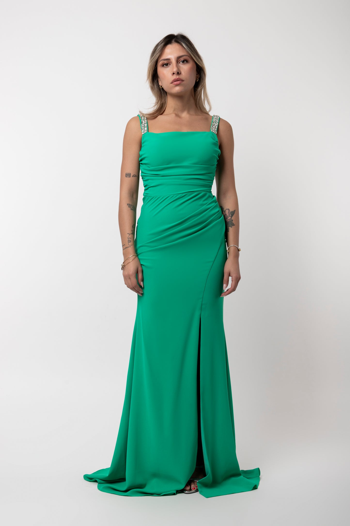 Maxi φόρεμα με ανοιχτή πλάτη και strass τιράντες