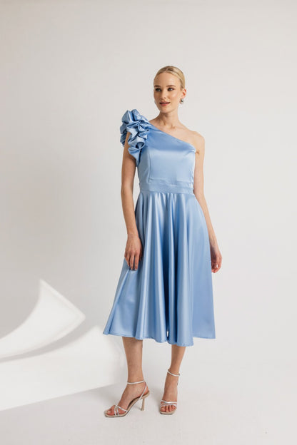 Midi σατέν φόρεμα με βολαν στον ώμο baby blue