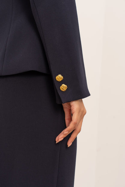 Κοστούμι με μεγαλα χρυσά κουμπιά