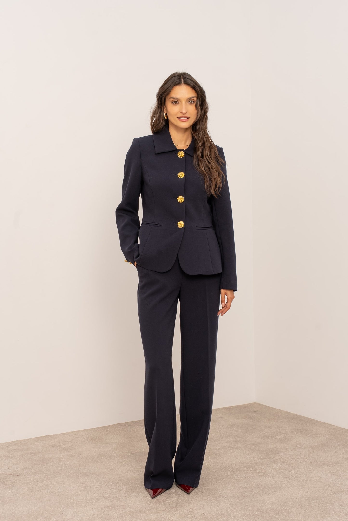 Κοστούμι με μεγαλα χρυσά κουμπιά