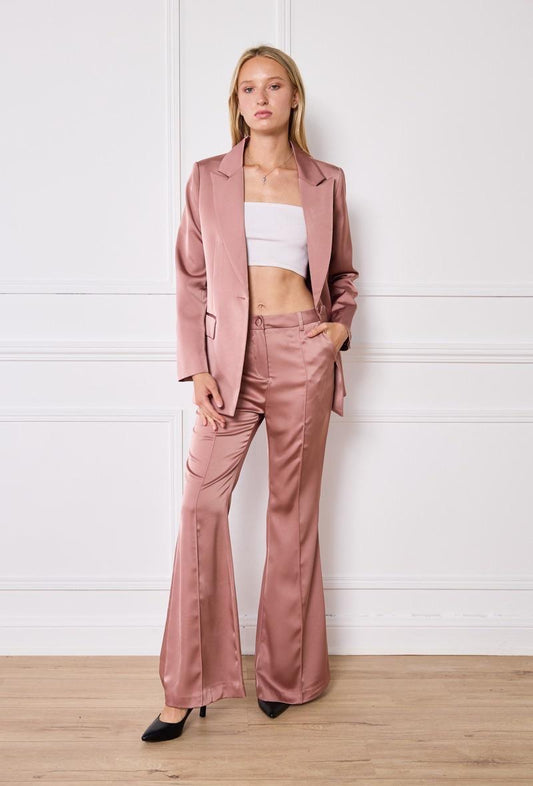 Σατέν Κοστούμι Ροζ Nude με Καμπάνα Παντελόνι και Μεσάτο Σακάκι