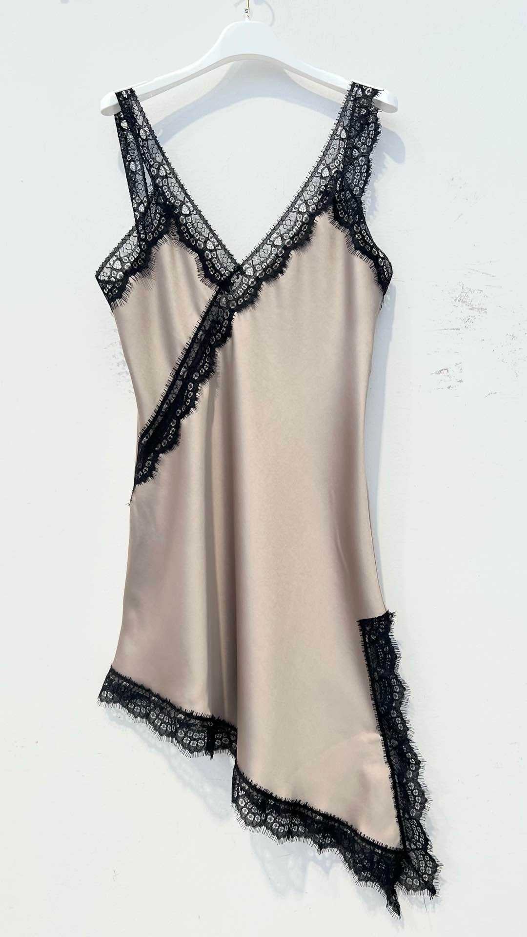 Lingerie-inspired σατέν top με δαντέλα ασύμμετρο boutique Λάρισα Katerina Michali
