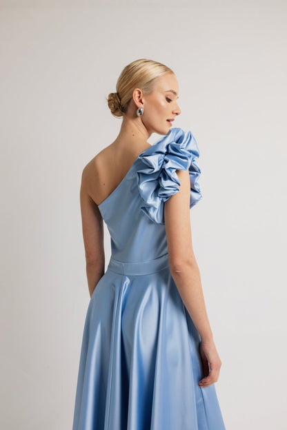 Midi σατέν φόρεμα με βολαν στον ώμο baby blue