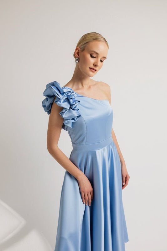 Midi σατέν φόρεμα με βολαν στον ώμο baby blue