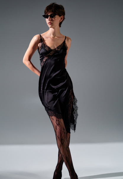Ασύμμετρο slip dress μαύρο με δαντελένιες λεπτομέρειες